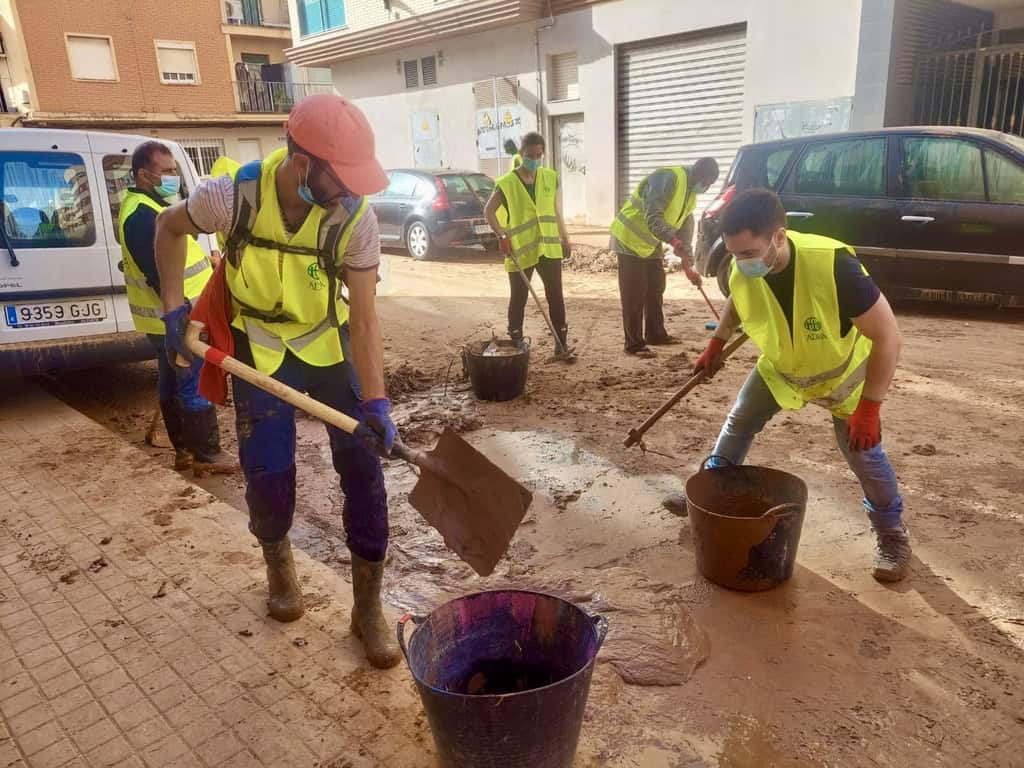 Los equipos de emergencia de ADRA se apresuran a despejar los barrios inundados para restaurar el acceso a vías seguras para la entrega de ayuda esencial a los necesitados.