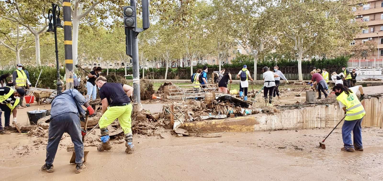El equipo de respuesta de emergencia y voluntarios de ADRA trabajan incansablemente para limpiar el barro masivo y los escombros de las calles de Valencia, España, tras la devastación causada por las inundaciones torrenciales.