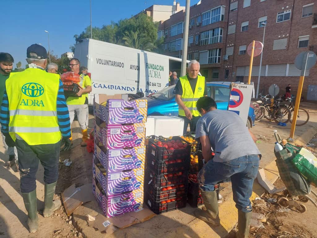Personal de emergencia de ADRA se prepara para repartir alimentos y suministros en un lugar de distribución en Valencia, España.